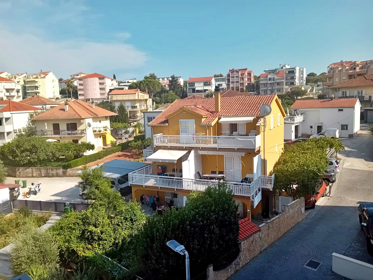 Apartmajska hiša v Okrugu Gornjem/Čiovo, drugi niz od morja - 5 apartmajev